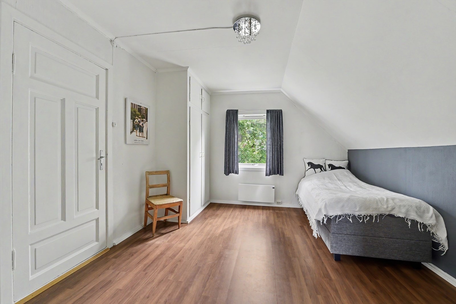Loftsetasjen inneholder tre soverom. Dette har plass til seng og garderobeskap. Galleribilde