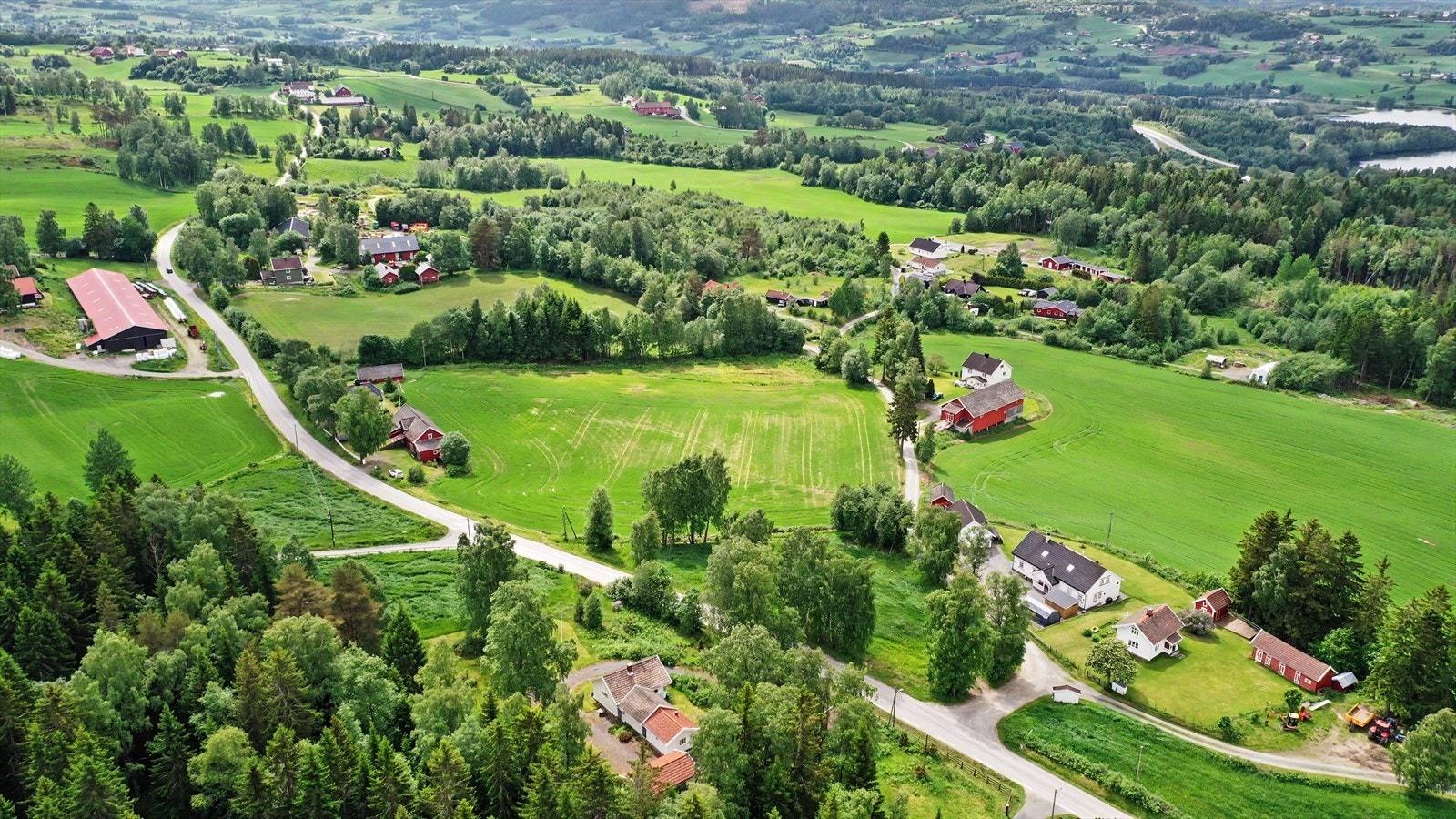 Fra Jaren stasjon er det gode togforbindelser, og Oslo lufthavn Gardermoen nås på ca. 45 minutter med bil. Galleribilde