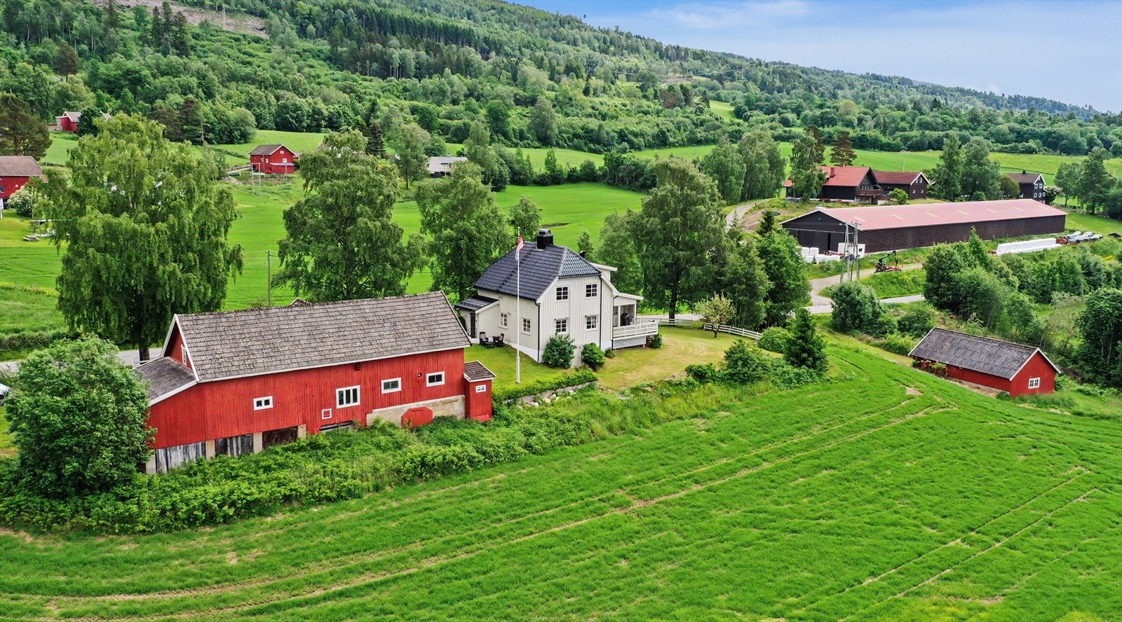 Her bor du med umiddelbar nærhet til naturen, og turstiene starter rett utenfor døren. Galleribilde