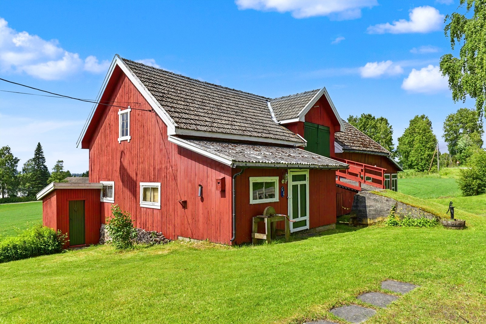 Låven er oppført i tradisjonell stil med låvebro i naturstein og mur. Galleribilde