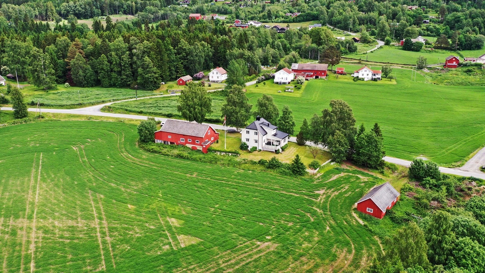 En stor eiertomt på nesten 19 mål gir en følelse av frihet og rikelig med plass. Galleribilde