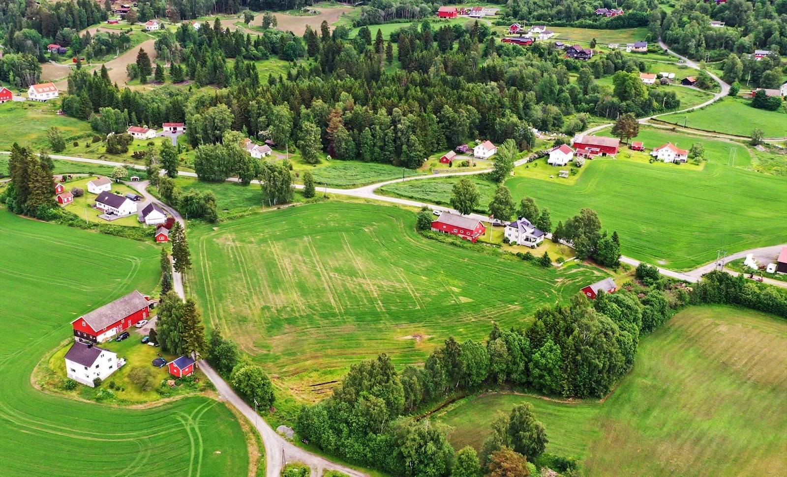 Til tross for den landlige beliggenheten, er det kort vei til servicetilbudene i Gran sentrum. Galleribilde