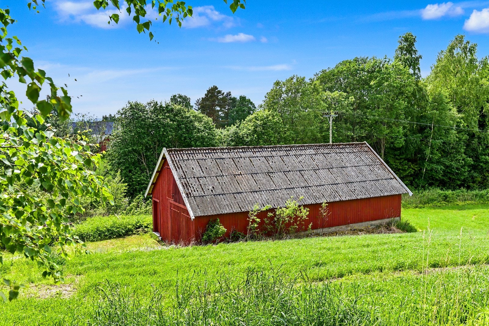 I tillegg til låven finnes en separat redskapsbod på 64 m², som gir ytterligere lagringsplass. Galleribilde