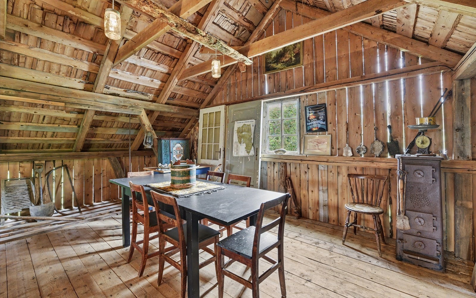 Låvens loft har en rustikk sjarm med synlige trekonstruksjoner. Galleribilde