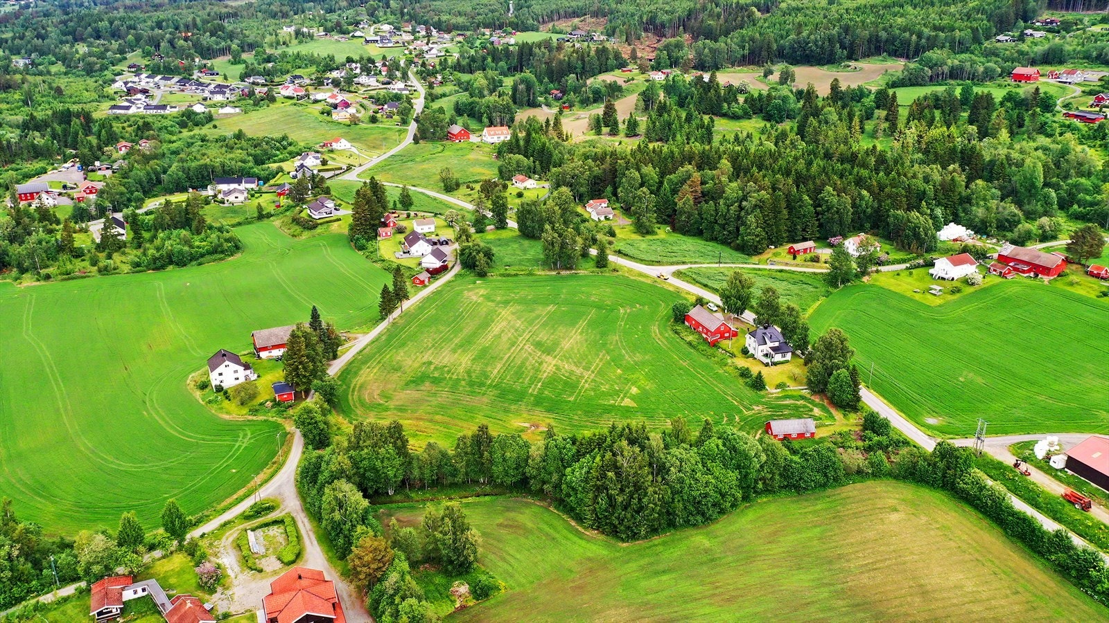 Eiendommen ligger i et landlig og rolig område på Jaren, omkranset av jorder og skog. Galleribilde
