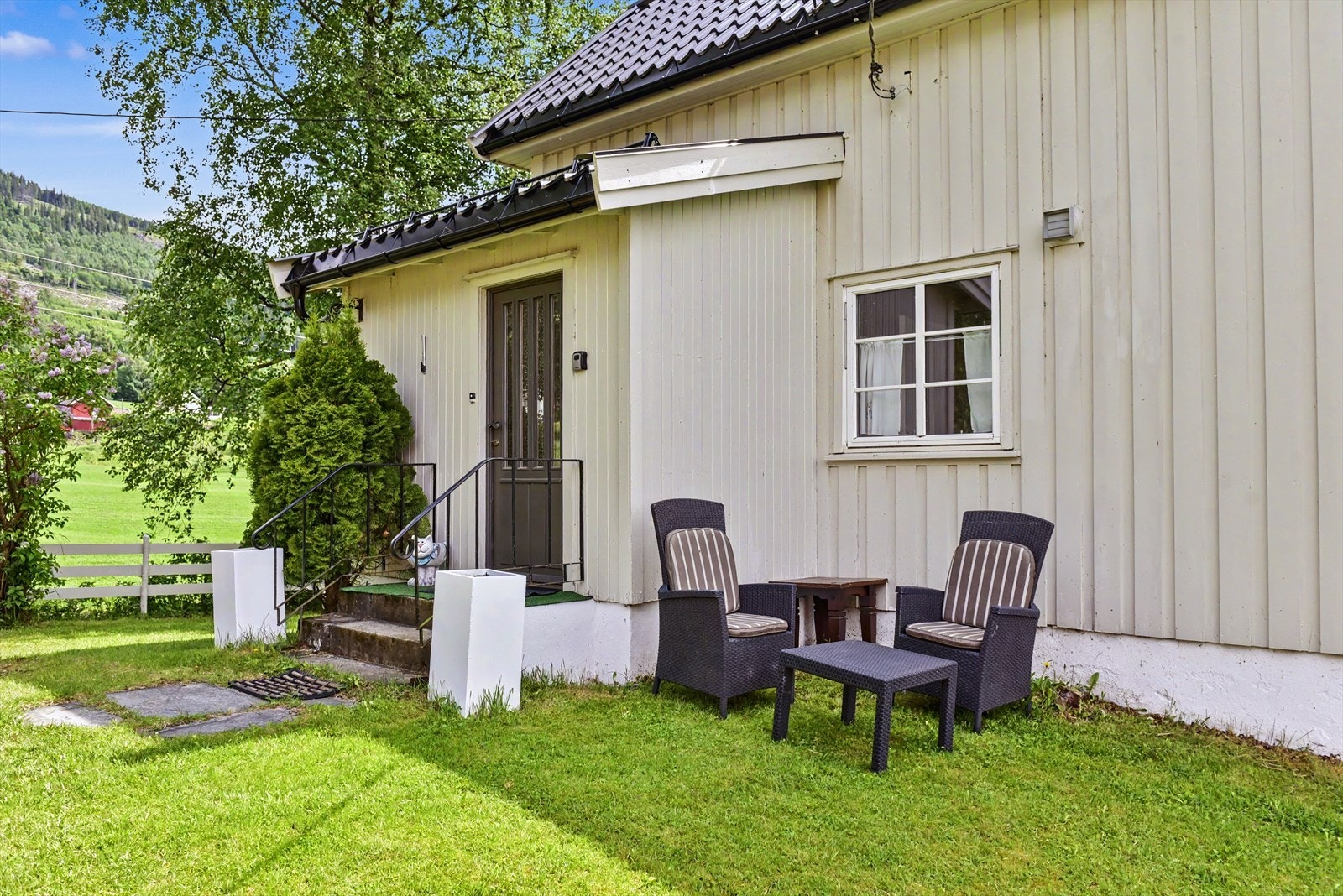 Hyggelig uteplass ved inngangspartiet. Galleribilde