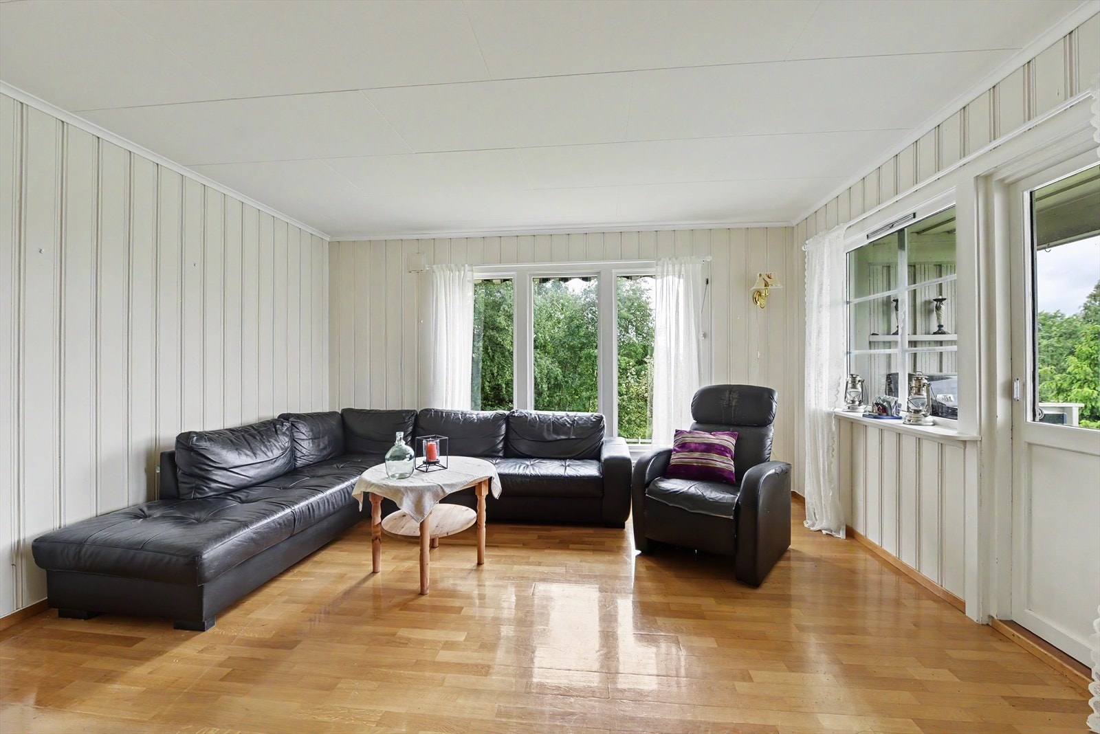 Fra stuen er det utgang til en romslig, delvis overbygd veranda. Galleribilde
