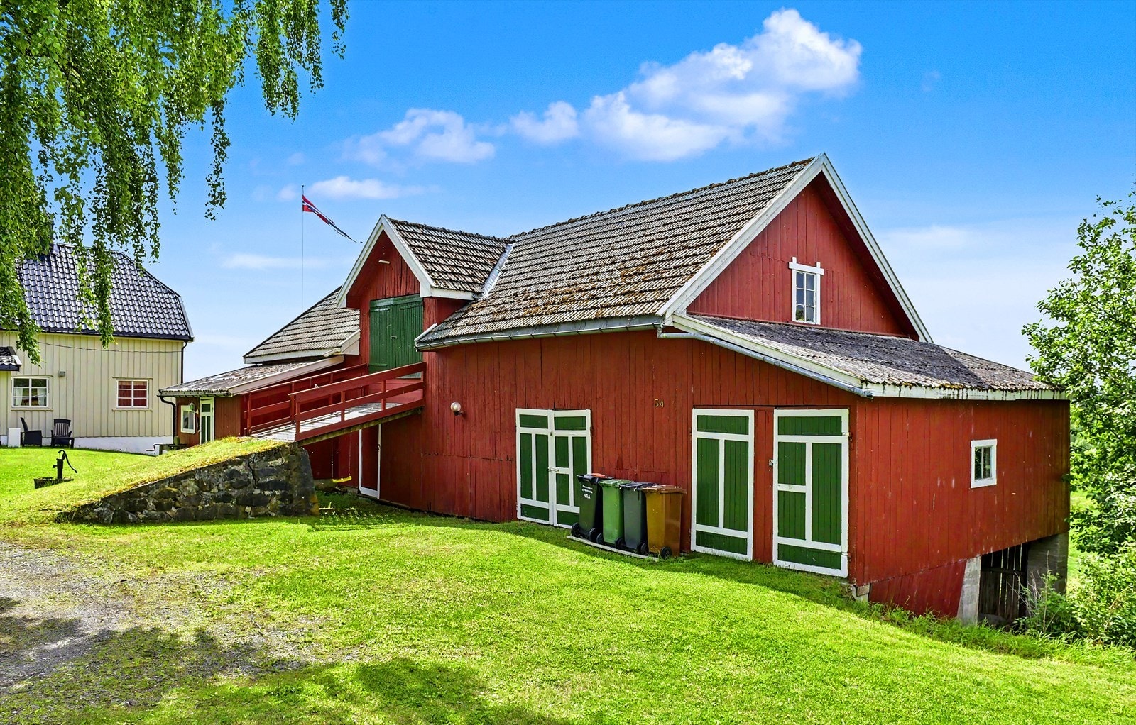 Låvebygningen sett fra gårdsplassen. Galleribilde