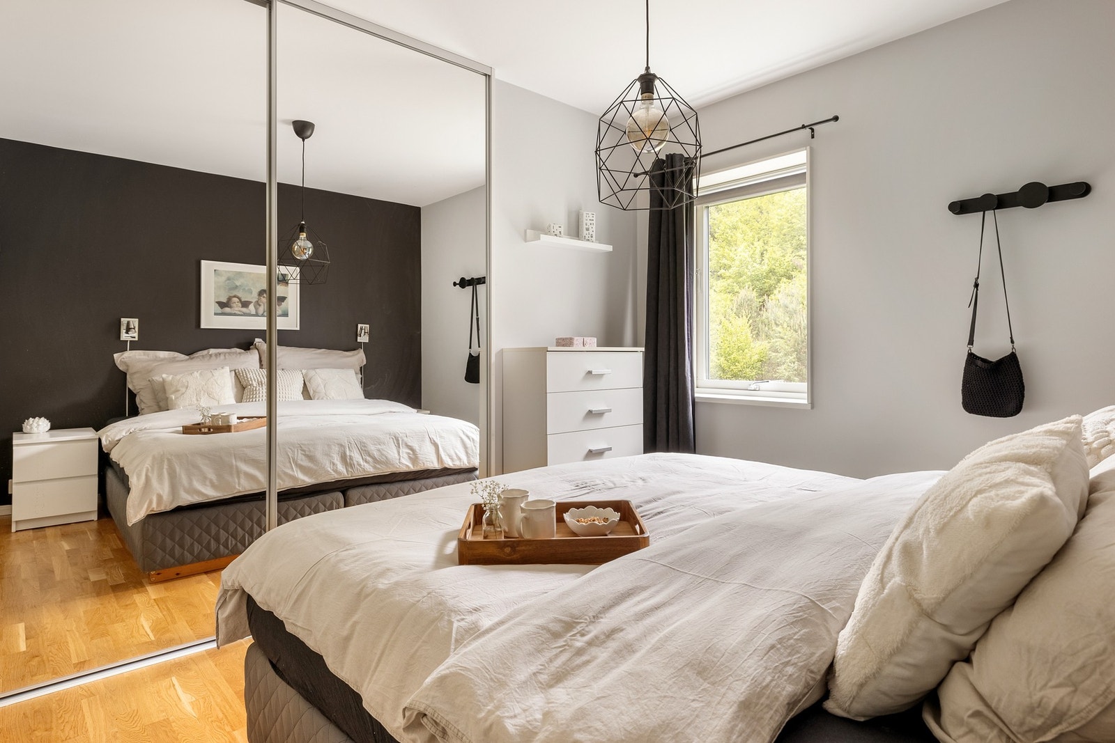 Her er det innredet med skyvedørsgarderobe og det er god plass til dobbeltseng og øvrig møblement. Galleribilde