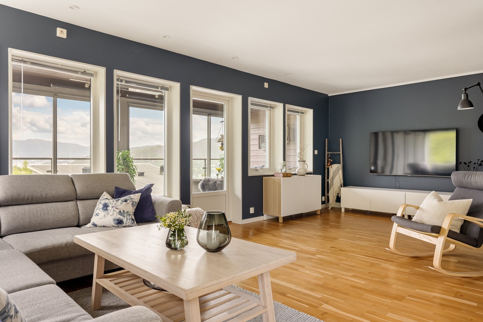 En romslig og fin leilighet med store vindusflater. Galleribilde