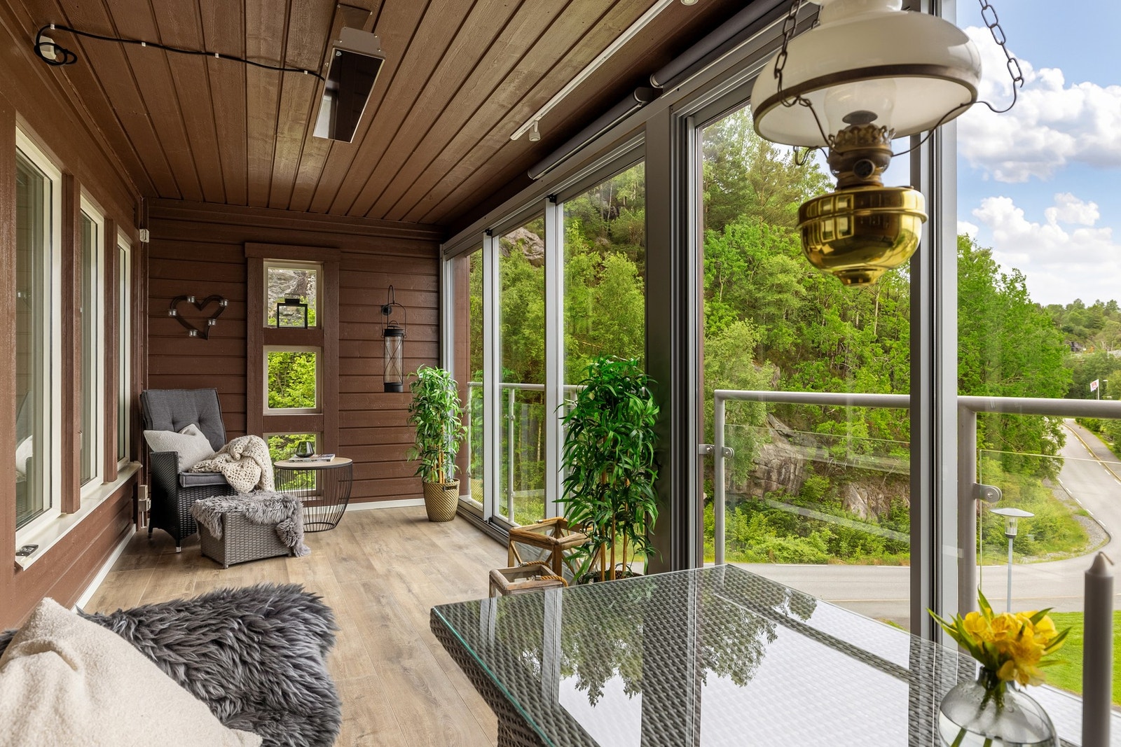 Den innglassede balkongen fungerer som en forlengelse av stuen med gode bruksmuligheter. Galleribilde