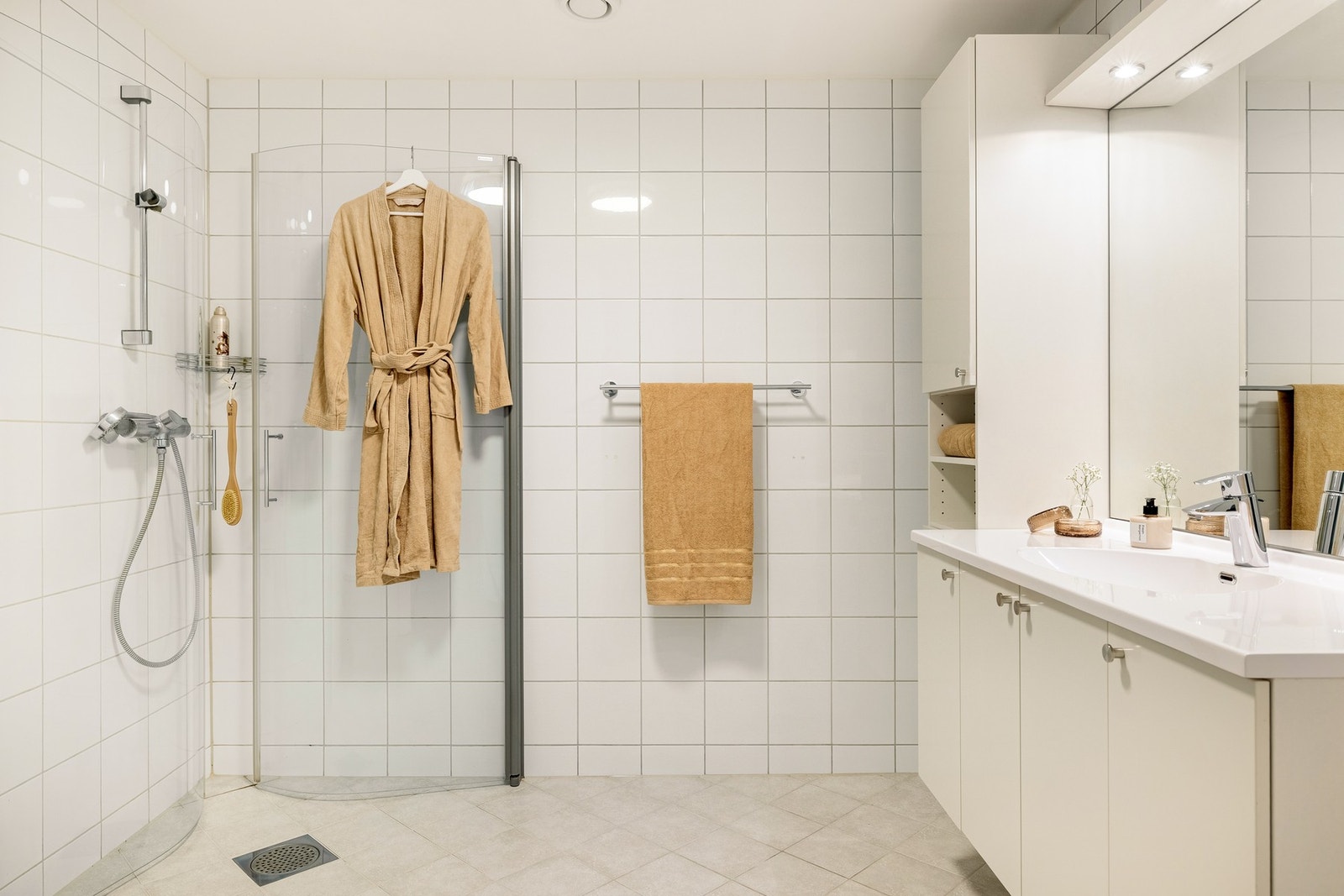 Lys helfliset bad med varme i gulv. Galleribilde