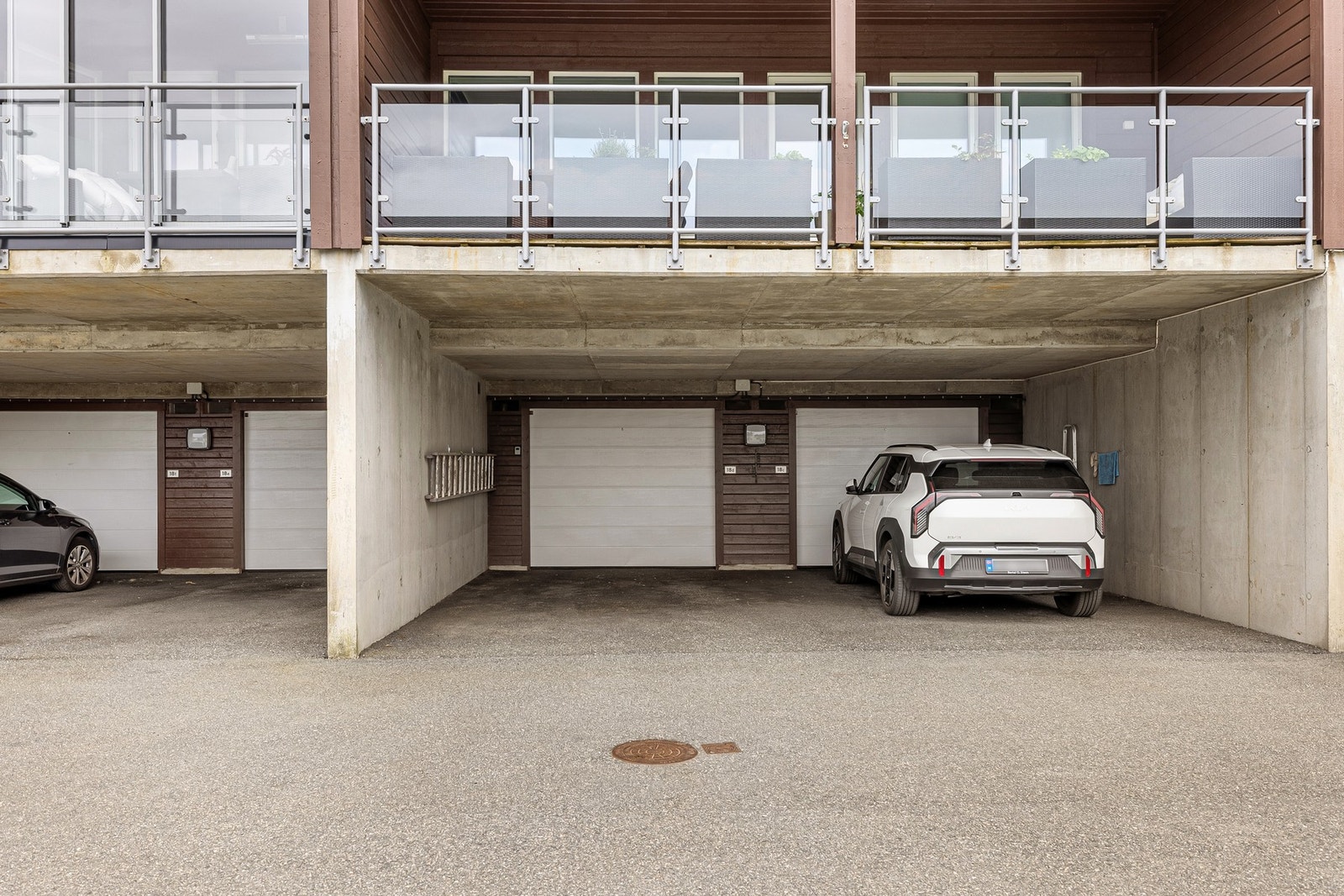 Leiligheten har garasje og carport utenfor. Galleribilde