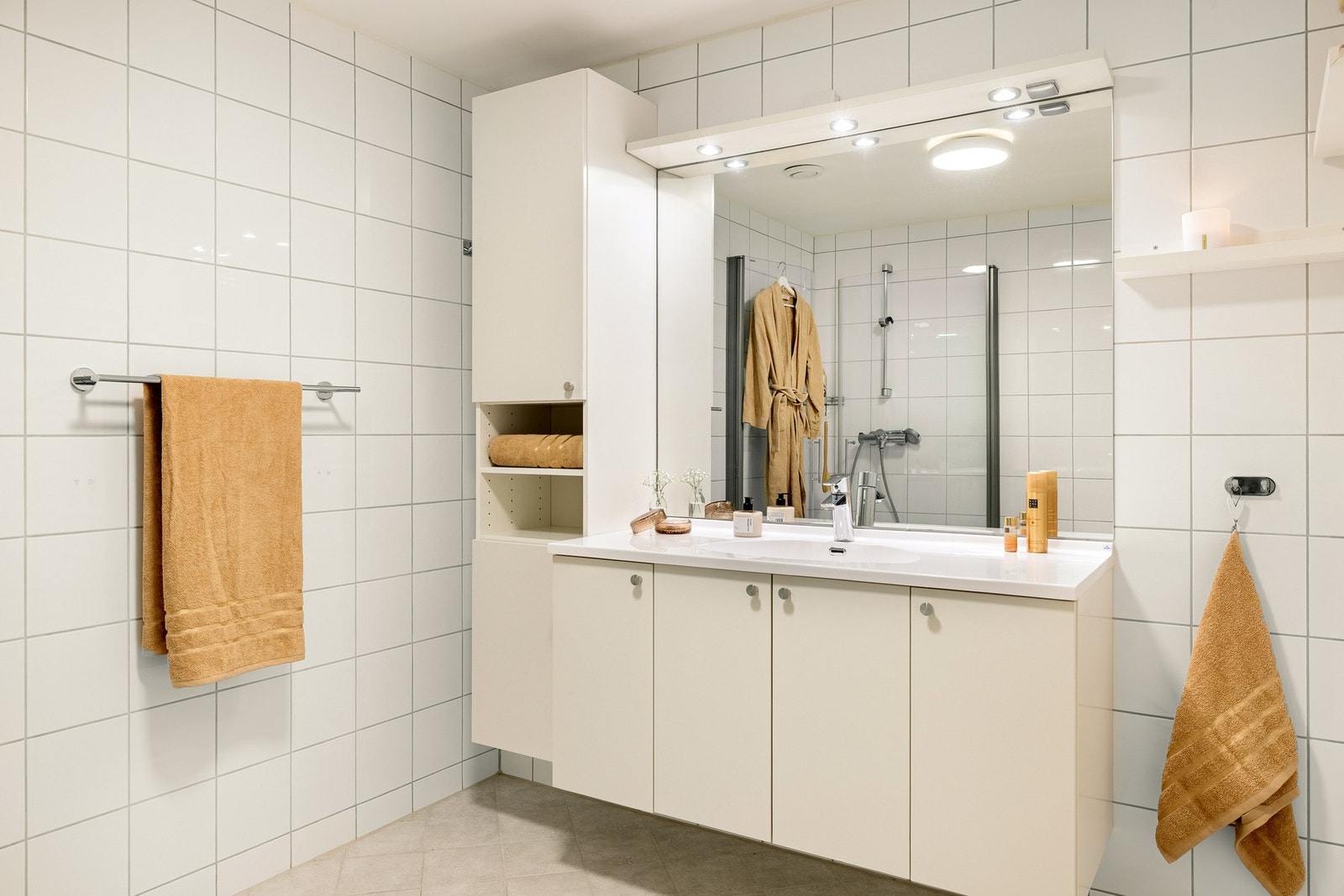 Det er god oppbevaringsplass på badet. Galleribilde