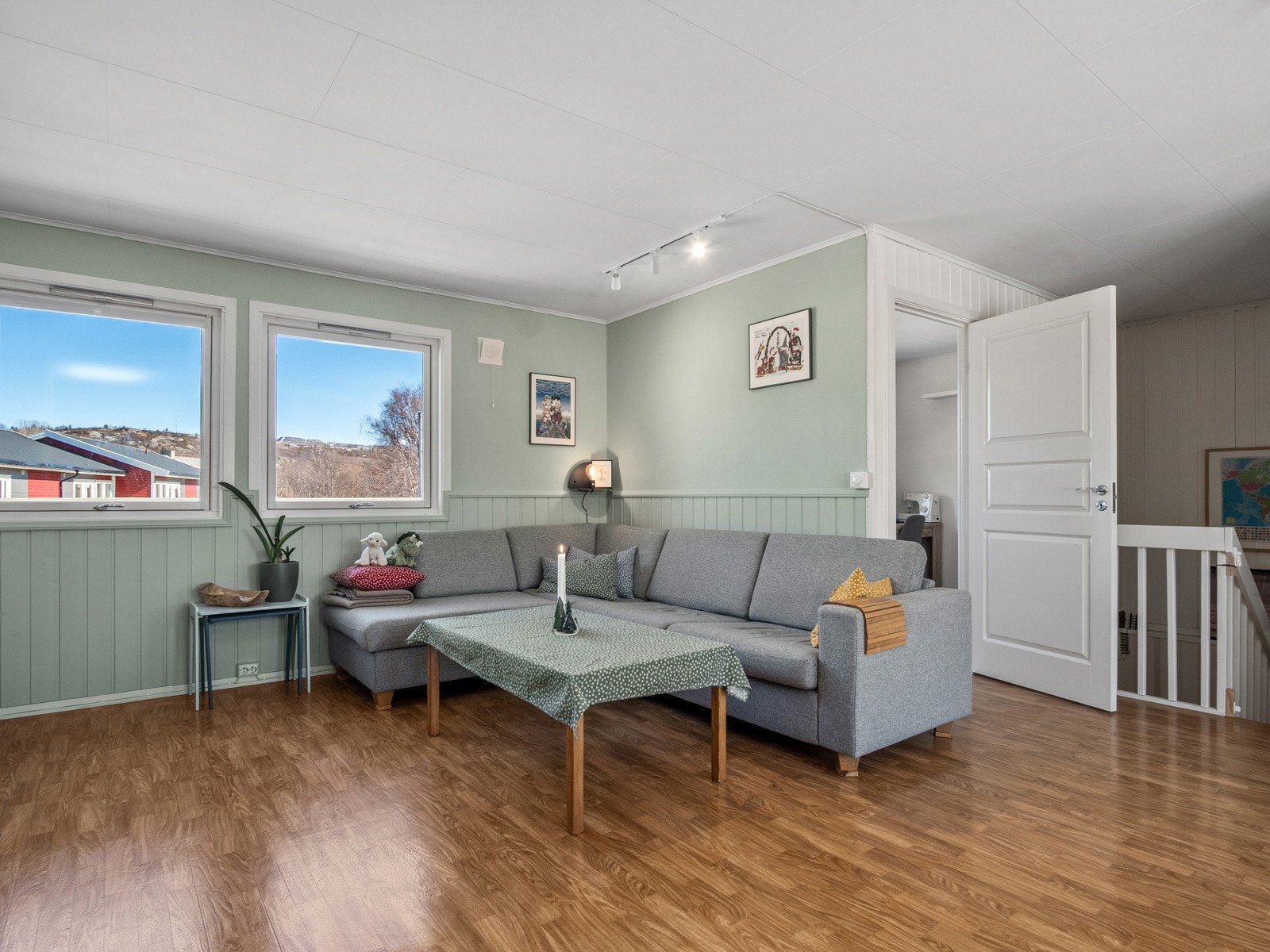 Stuen er lys og romslig, og har flere møbleringsmuligheter Galleribilde