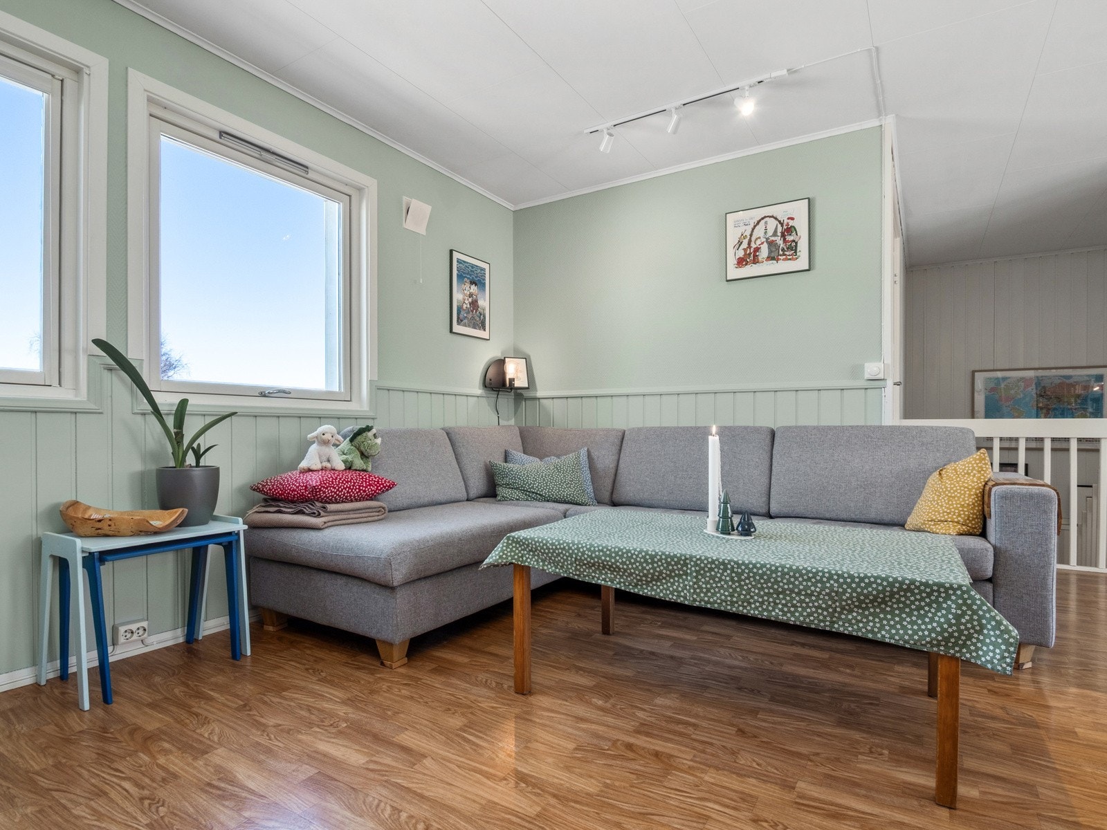 Det er god plass til stor sittegruppe i stuen Galleribilde