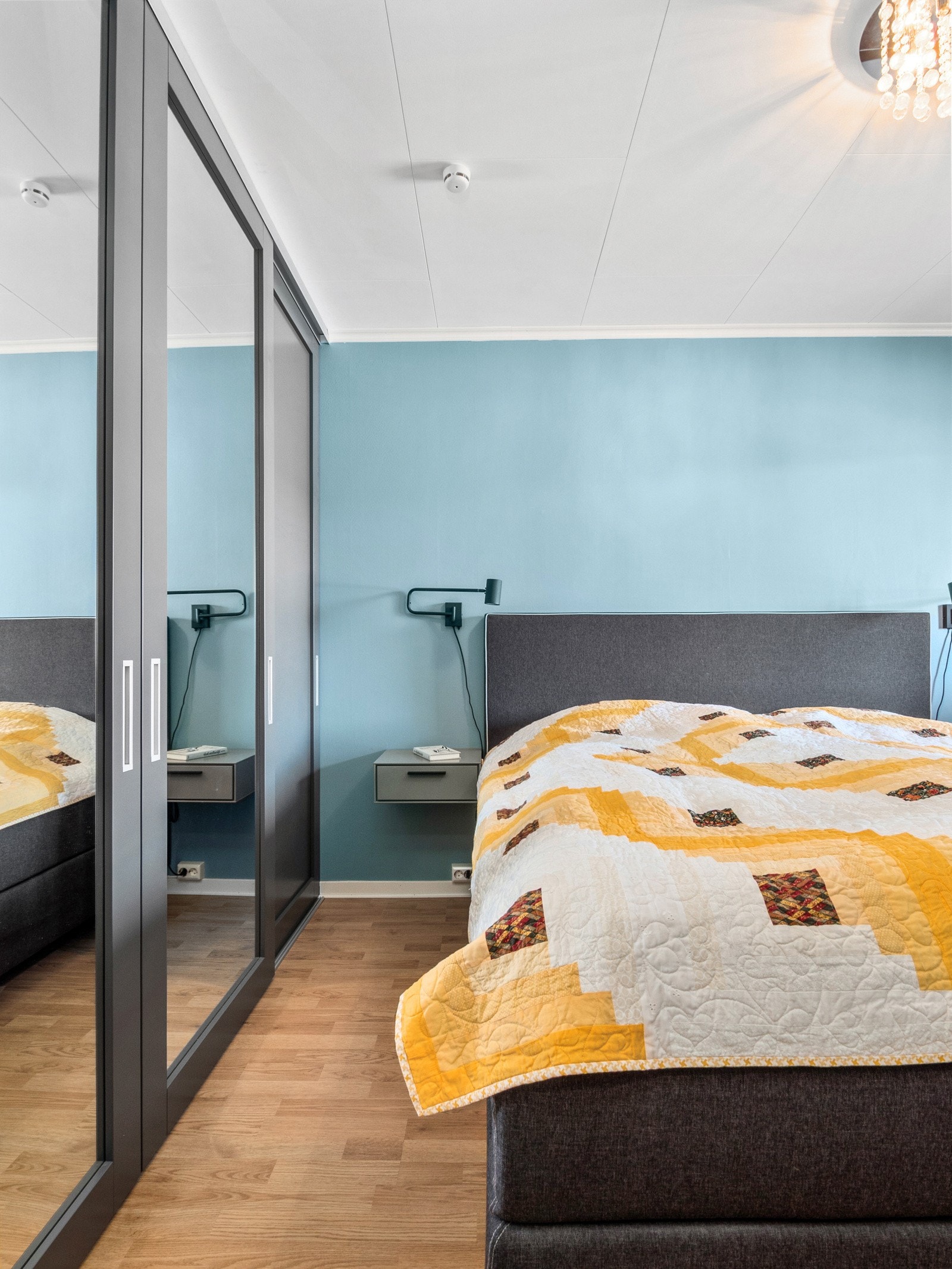 Det er også stor skyvedørsgarderobe med speilfelter Galleribilde