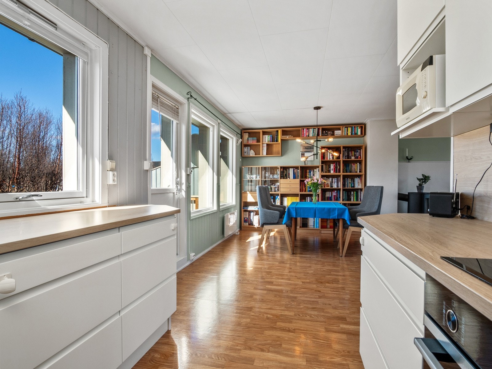 De store vindusflatene sørger for godt med naturlig lys inn i rommet Galleribilde