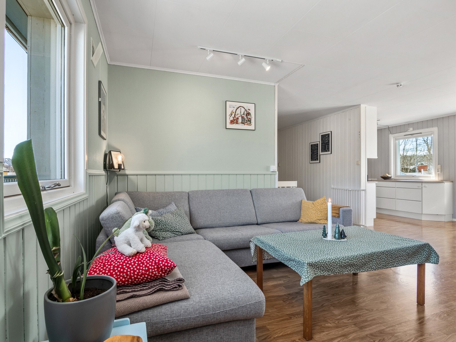 Det er åpen løsning mot kjøkkenet, og store vindusflater mot for- og bakside av bygget Galleribilde