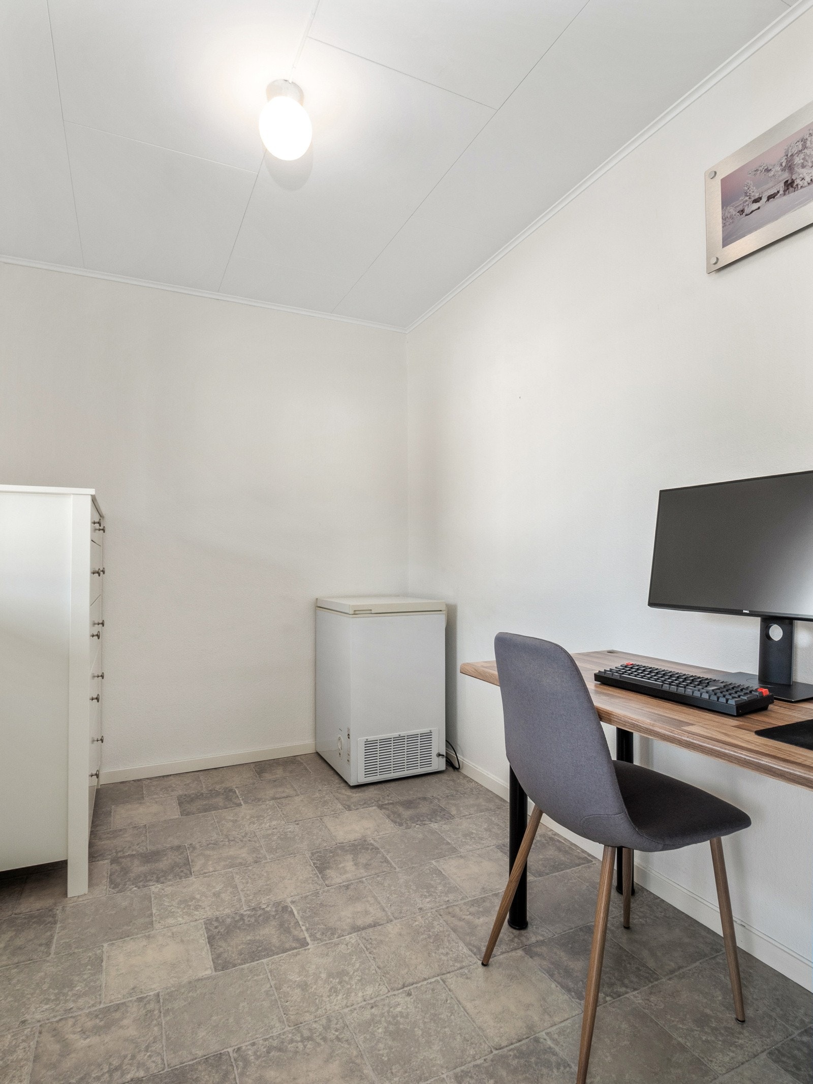 Soverom 2 i underetasjen brukes idag som kontor, og er av fin størrelse. Galleribilde