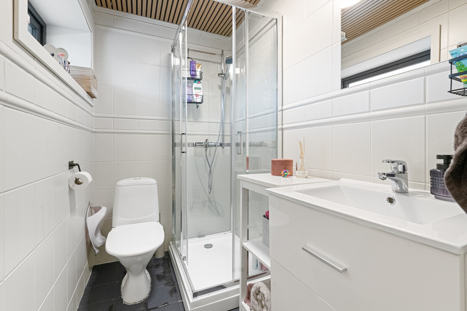 Badet i sokkeletasjen har eikespiler i taket, dusjkabinett og gulvvarme. Galleribilde