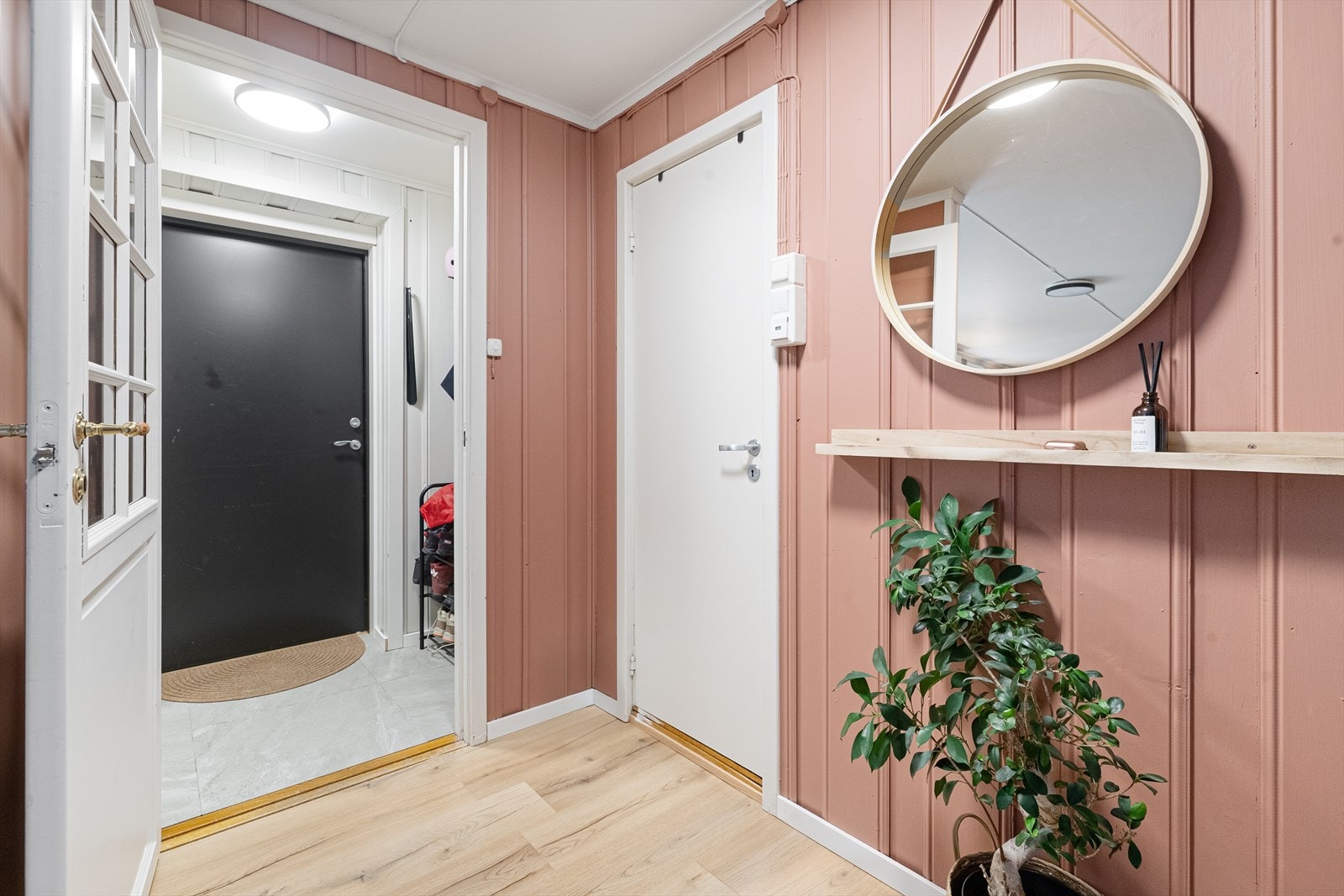 Fra vindfanget i sokkeletasjen er det tilgang til resten av etasjen. Galleribilde