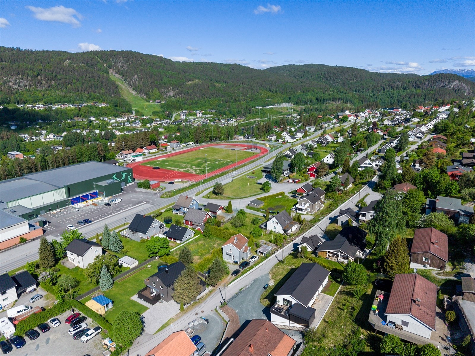 Eiendommen ligger i et etablert boligområde med nærhet til både skoler og skog og mark. Galleribilde