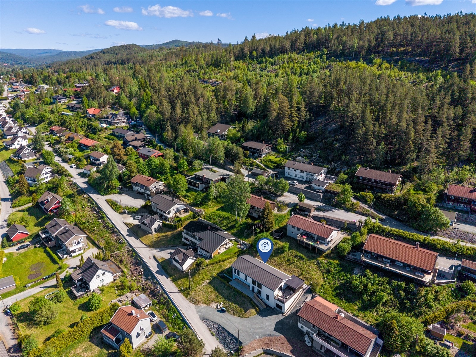 Beliggenheten på Skogen gir kort vei til Sætre skole, samt barnehage og Universitet, som ligger få minutter unna. Galleribilde