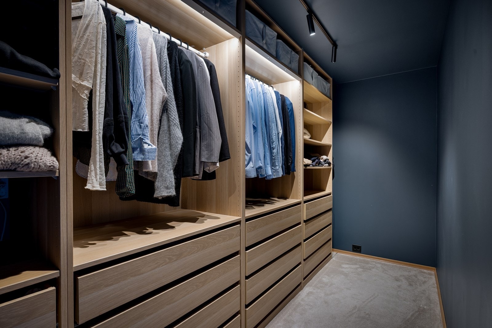 Det tilhørende walk-in-closet har en innholdsrik innredning med god plass til klær og tilbehør. Galleribilde