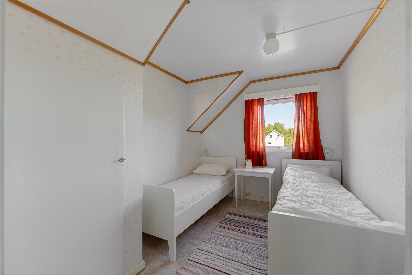 Soverom 4- Soverom 4 er et hyggelig rom med gode møbleringsmuligheter, inneholder plassbyd garderobeskap. Galleribilde