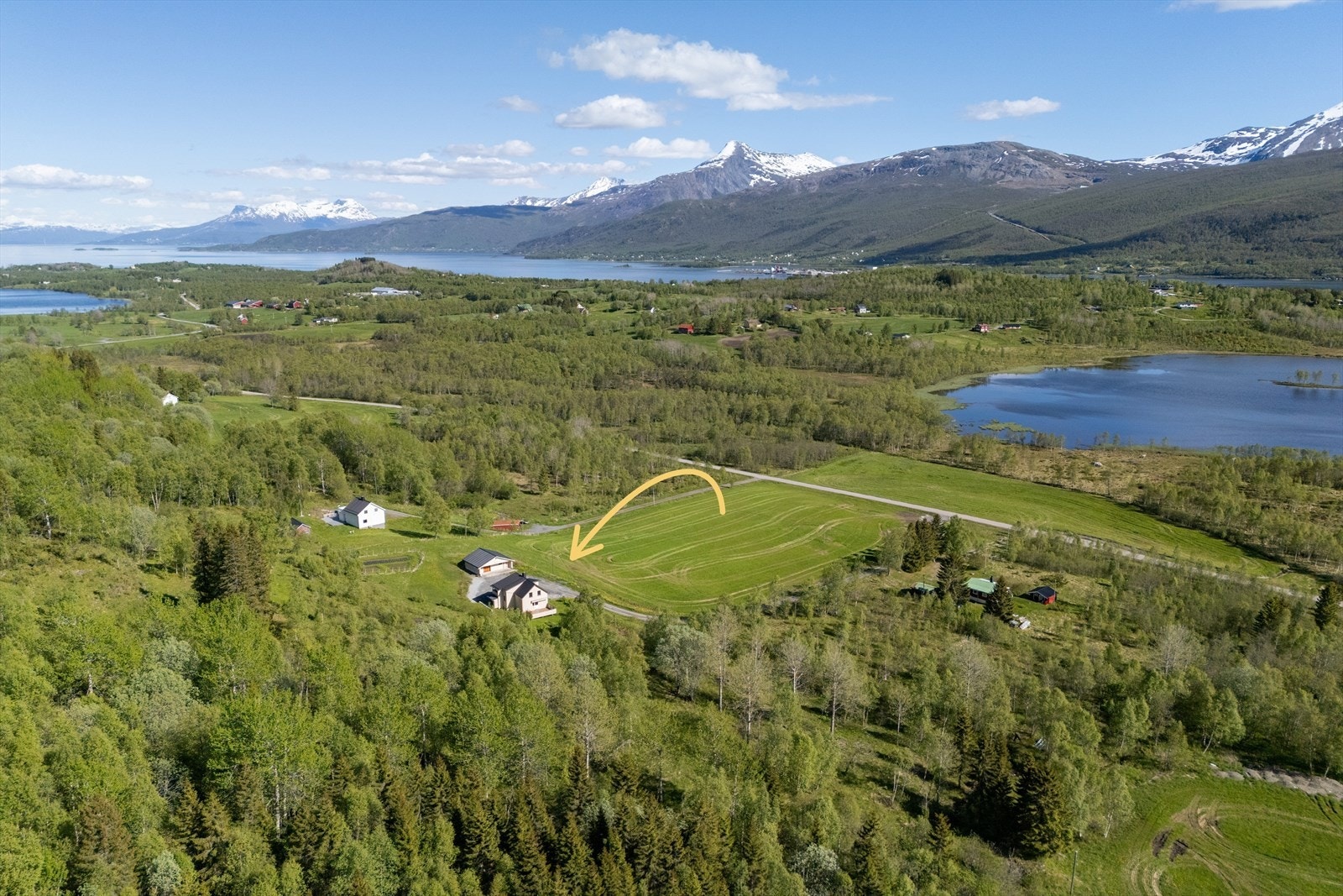Velkommen til Nordlandsbanen 217! Sjekk ut denne eiendommen! En sjelden mulighet for deg som ønsker god plass og et landlig liv i naturskjønne omgivelser. Foto: Hanna Linnea Kristensen Galleribilde