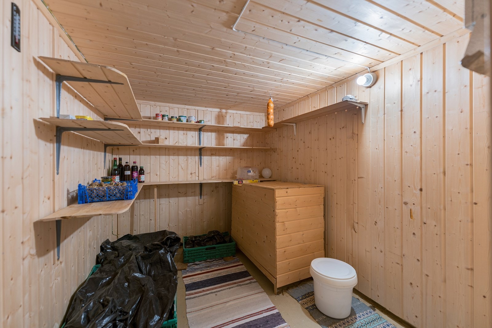 Praktisk kjølerom med fastmonterte hyller og god plass til oppbevaring. Galleribilde