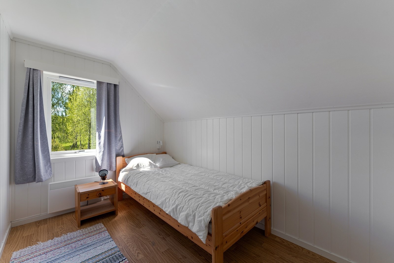Soverom 3 i 2.etg- Et hyggelig soverom med naturlig lysinnslipp og god plass til møblering. Galleribilde