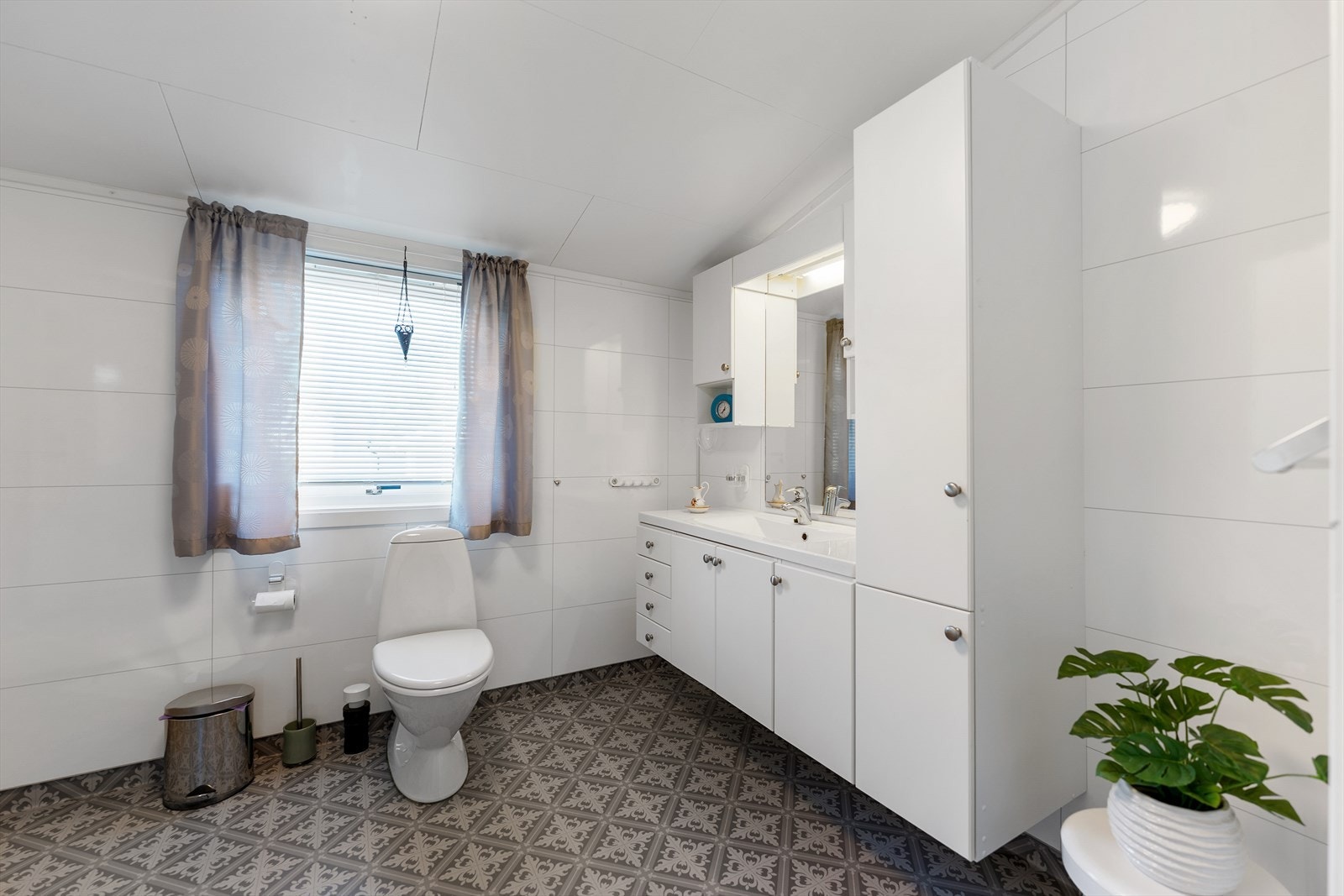 Bad renovert i 2020 med dusjkabinett, varmekabler, stor baderomsinnredning og opplegg for vaskemaskin. Galleribilde