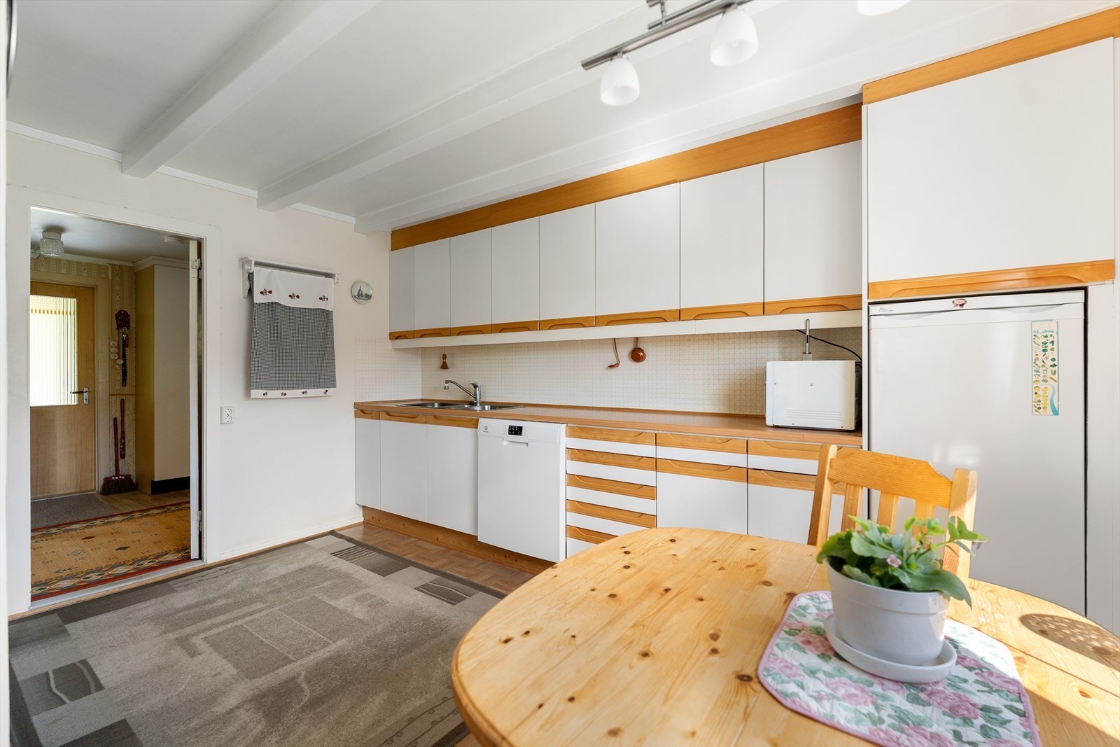 Kjøkkenet har innredning med glatte fronter og laminatbenkeplate. Det er utstyrt med kjøleskap, oppvaskmaskin, komfyr og komfyrvakt. Galleribilde