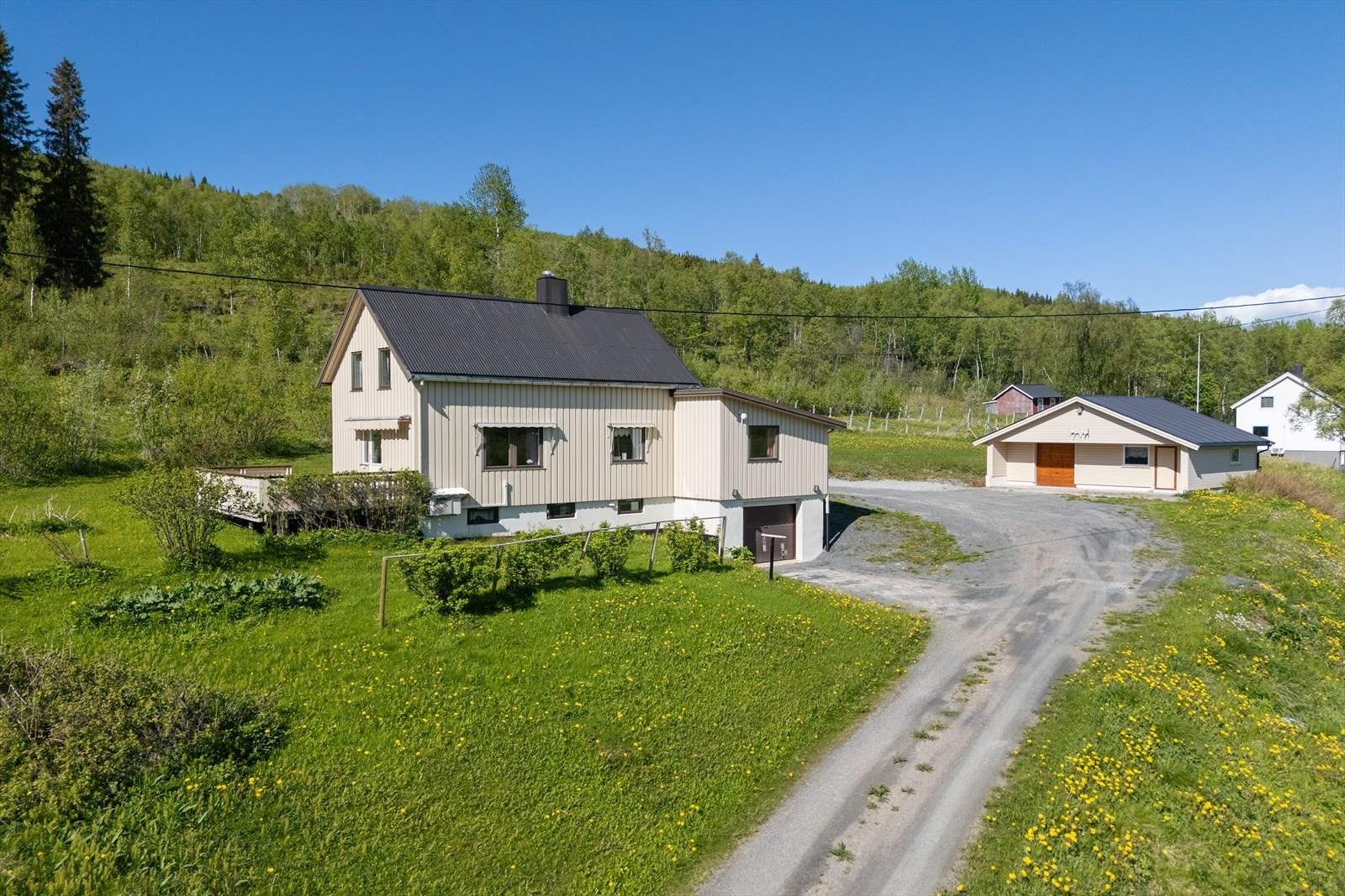 Eiendommen ligger ca 3.5km fra Ballangen sentrum. Galleribilde