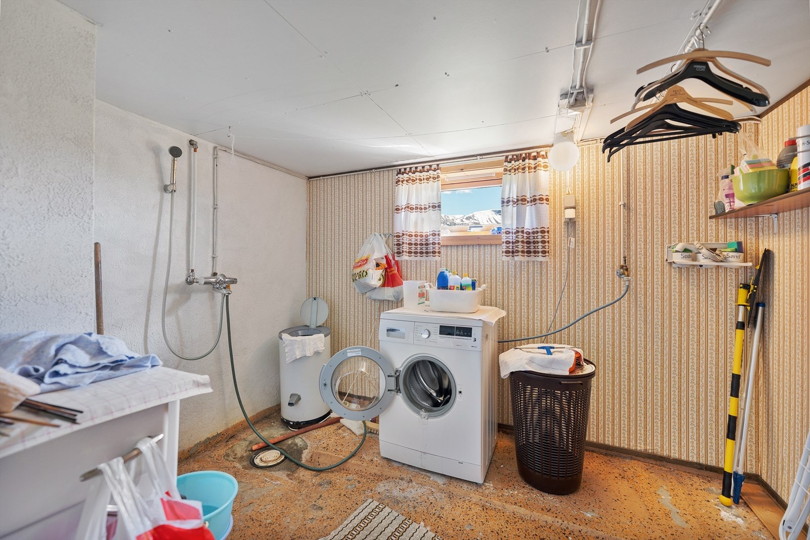 Kjellerens vaskerom har god plass, opplegg for vaskemaskin og opplegg for dusj. Galleribilde