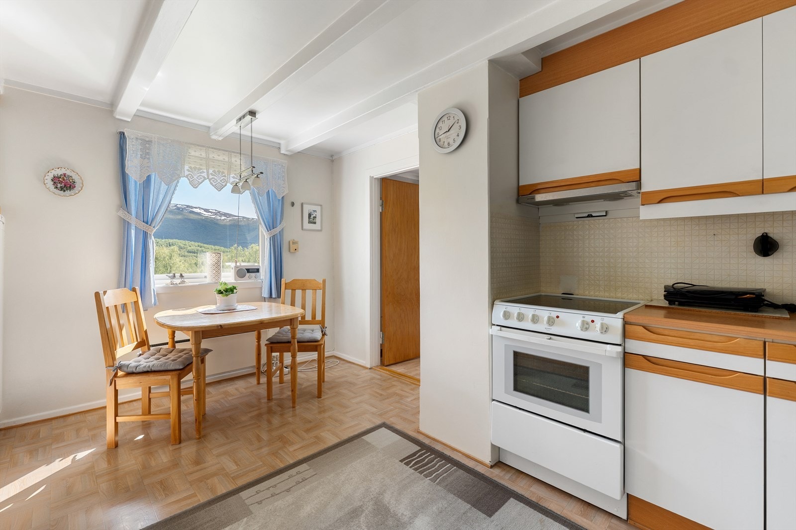 Her er det plass til kjøkkenbord, perfekt for både hverdagsfrokoster og hyggelige sammenkomster. Galleribilde