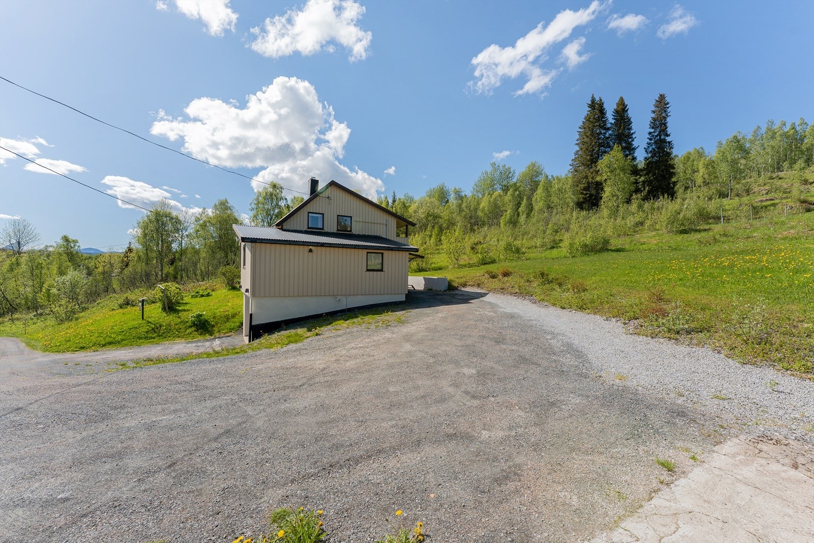 Romslig gårdsplass med grusdekke og gode parkeringsmuligheter. Galleribilde