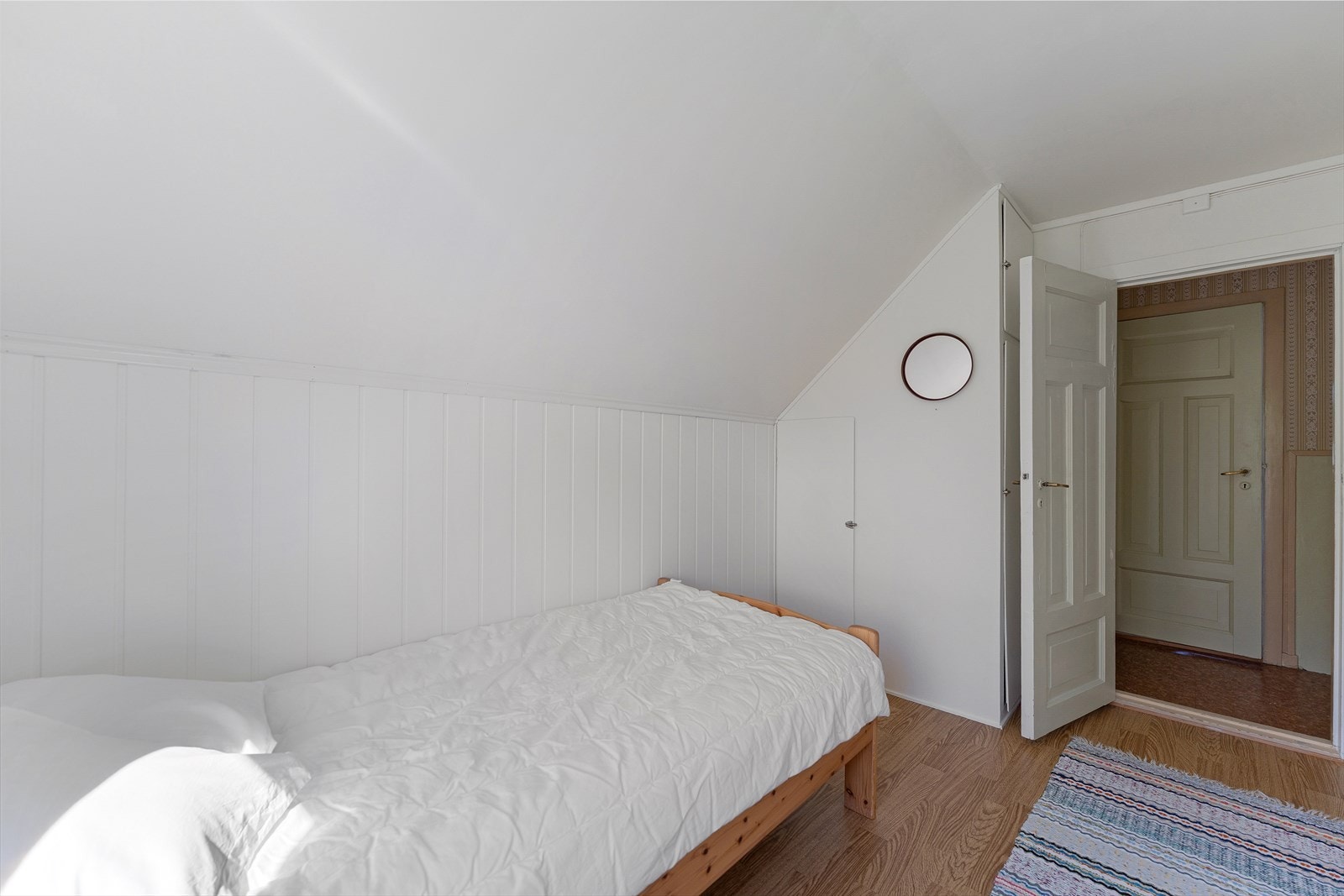 Soverommet inneholder plassbygde skap. Galleribilde