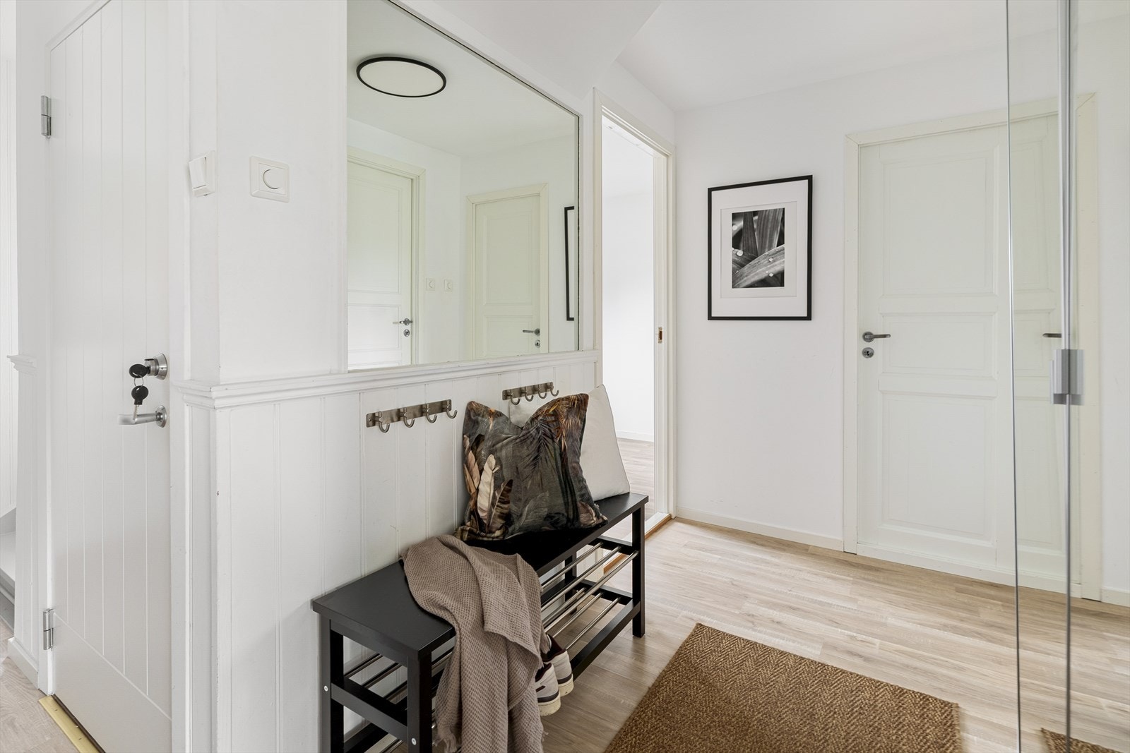 Her er det romslig skyvedørsgarderobe hvor man har plass til å henge fra seg. Galleribilde