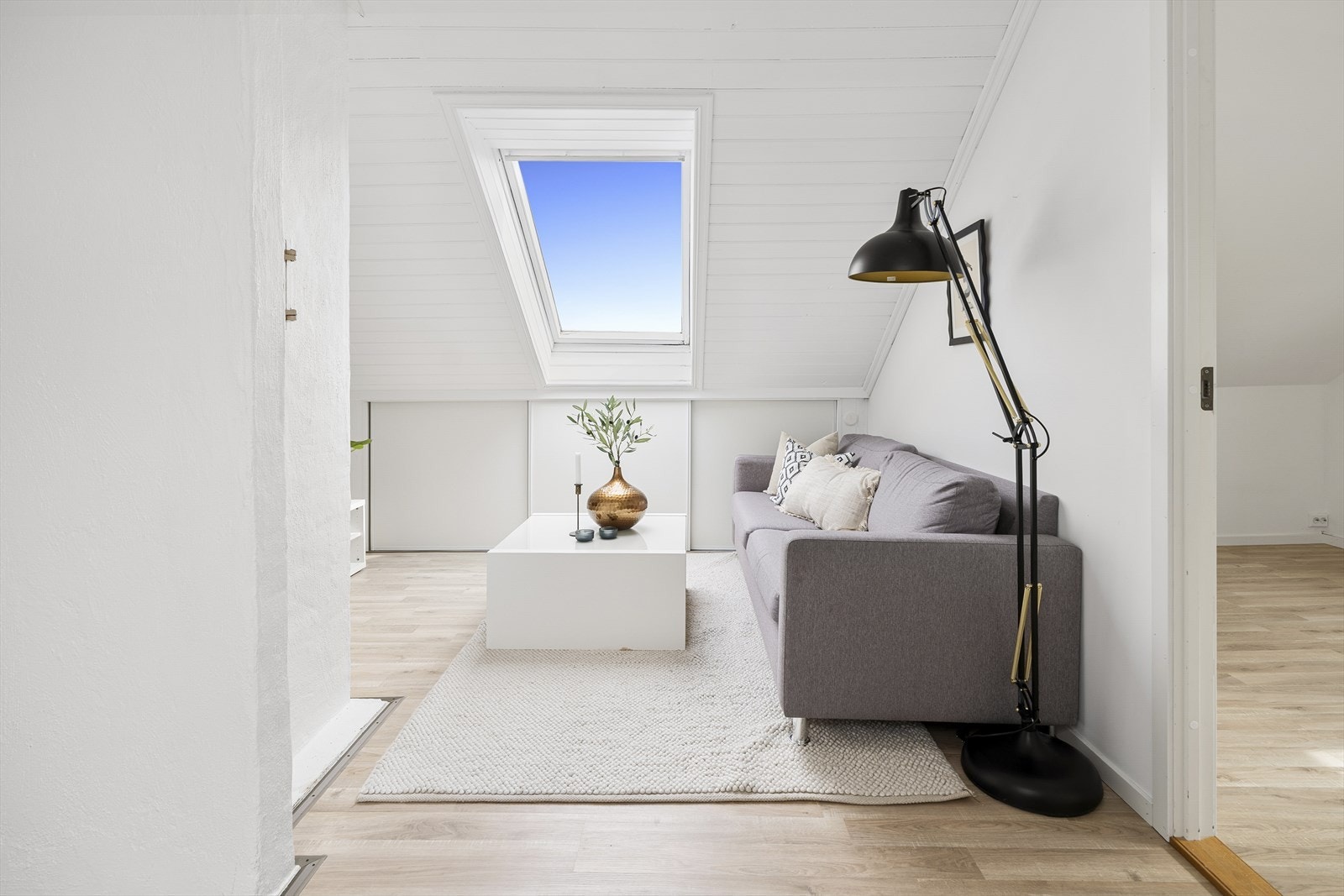 Loftstuen har plass til sofa og annet ønsket møblement. Galleribilde