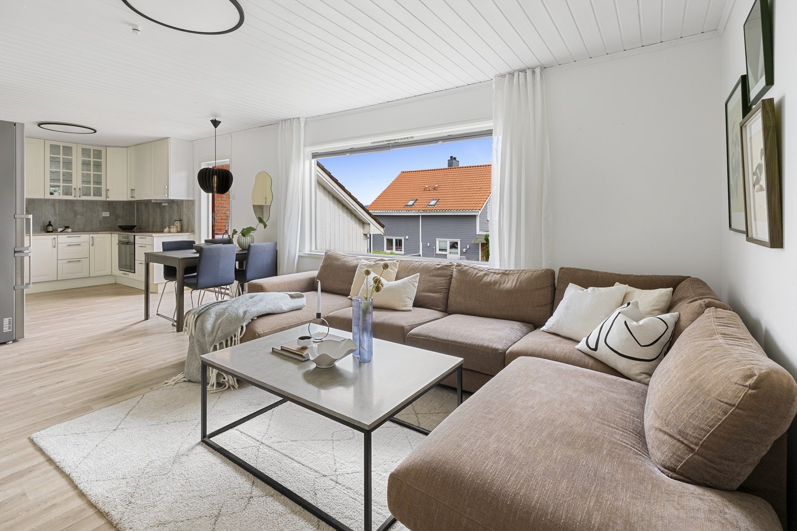 Stuen har god plass til både sofa, TV-møbel og spisebord i naturlig tilknytning til kjøkkenet. Galleribilde