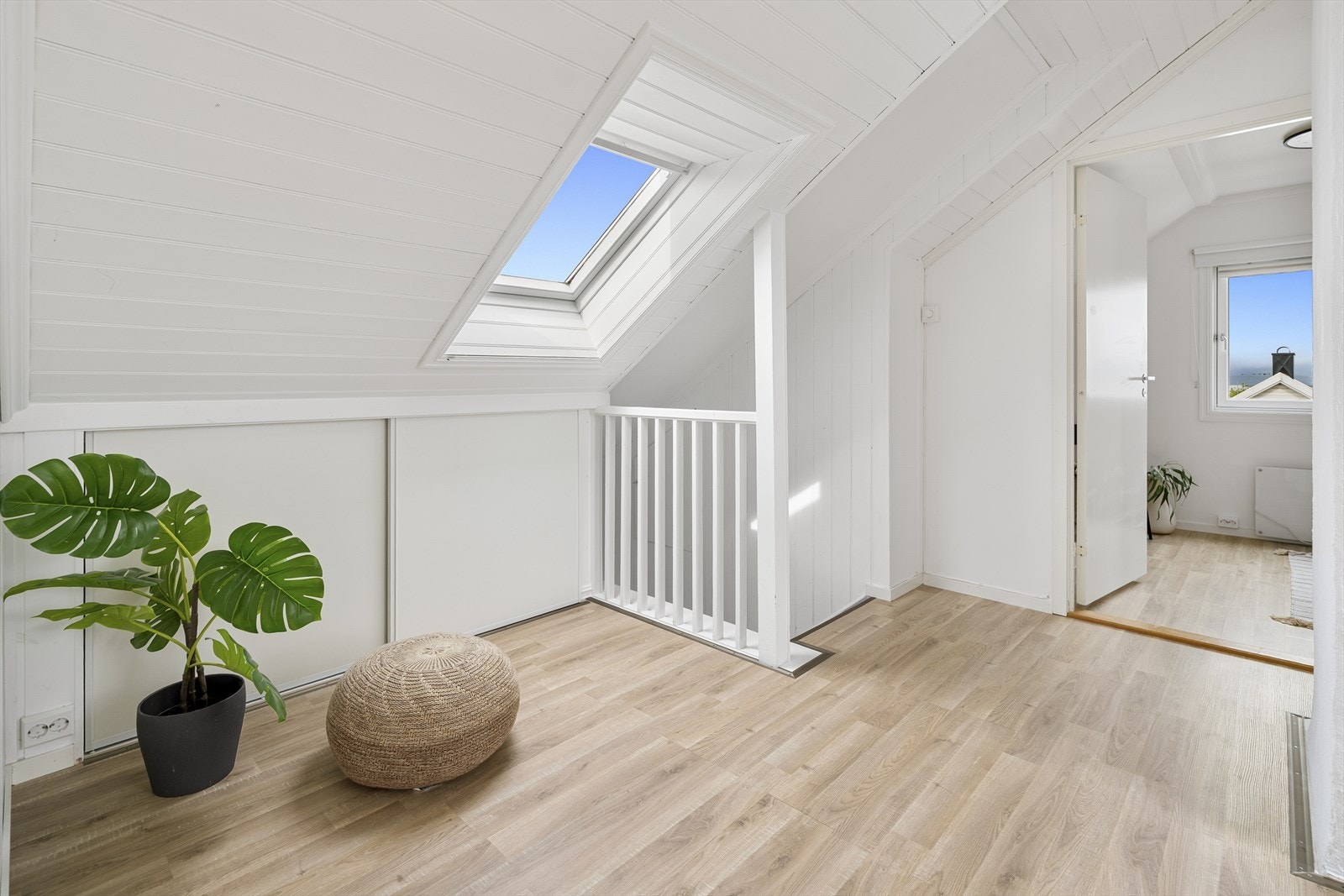 Det er godt med lagringsplass i boligens loftsetasje i flere kott/skap. Galleribilde