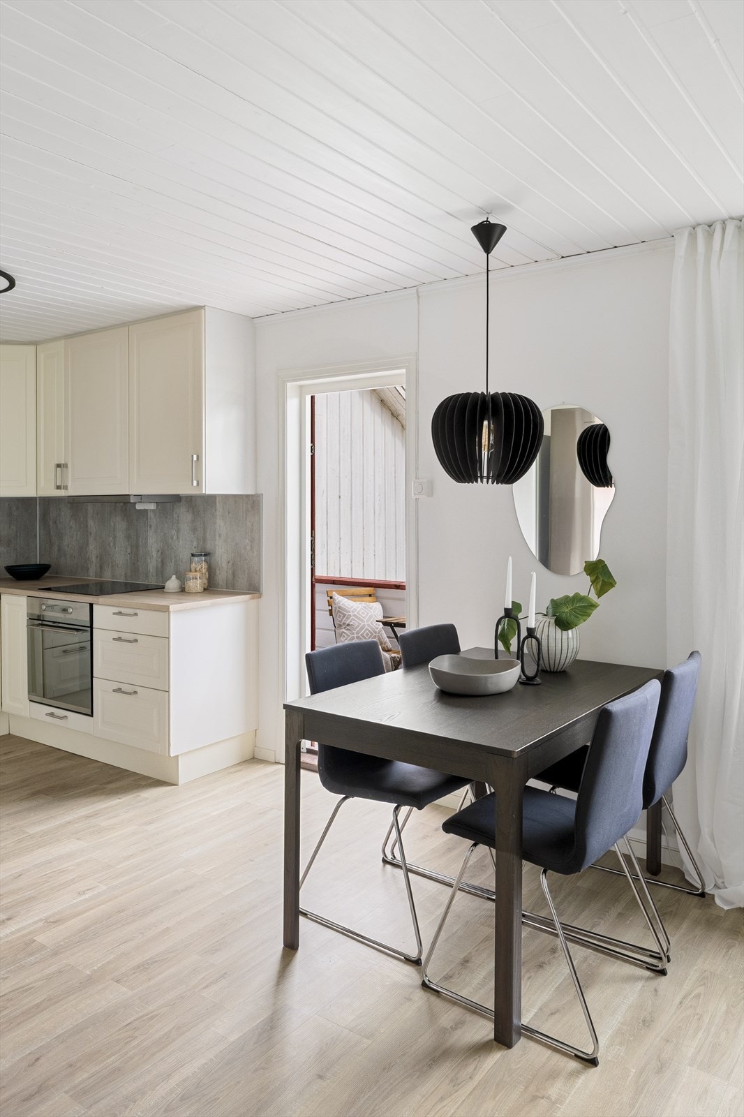 Fra stuen/kjøkken er det utgang til herlig liten balkong. Galleribilde