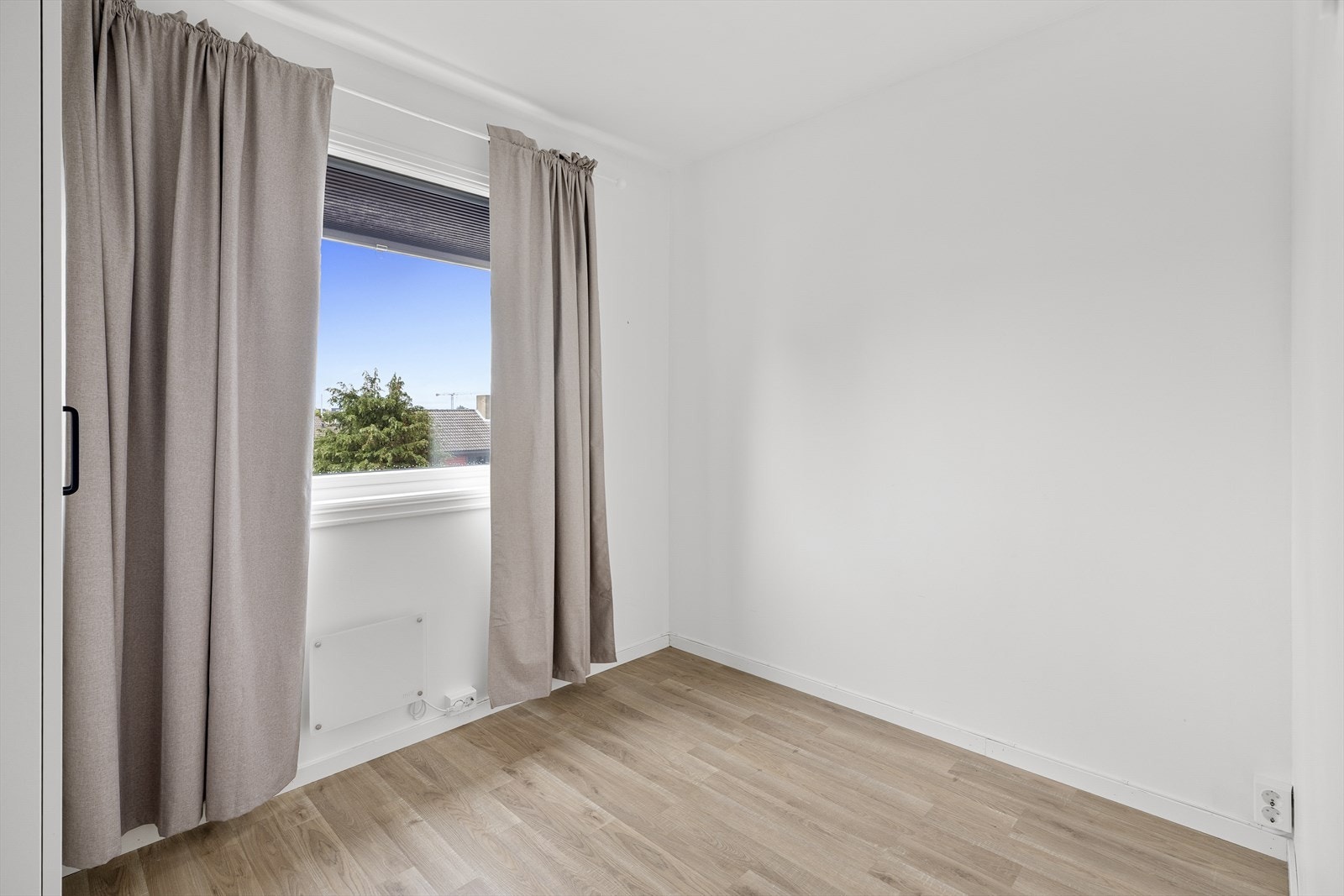 Alle soverom har gode vindusflater og har plass til seng, nattbord og kommode/garderobe. Galleribilde