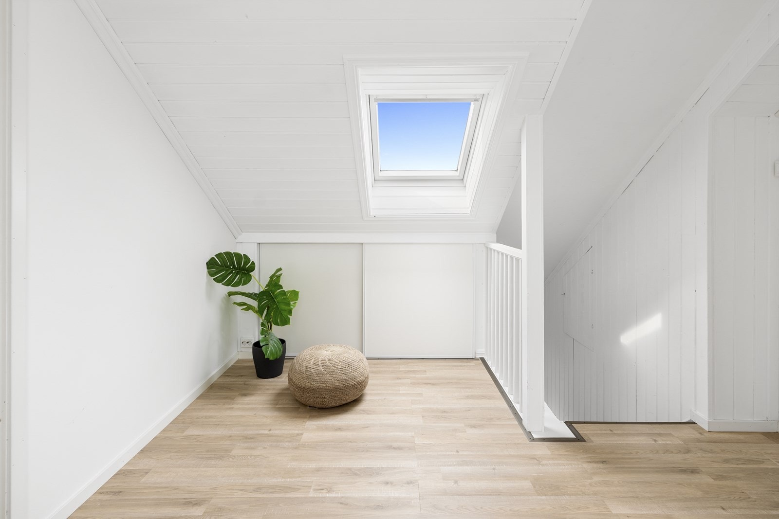 Opp i loftsetasjen loftstue og to soveorm. Galleribilde