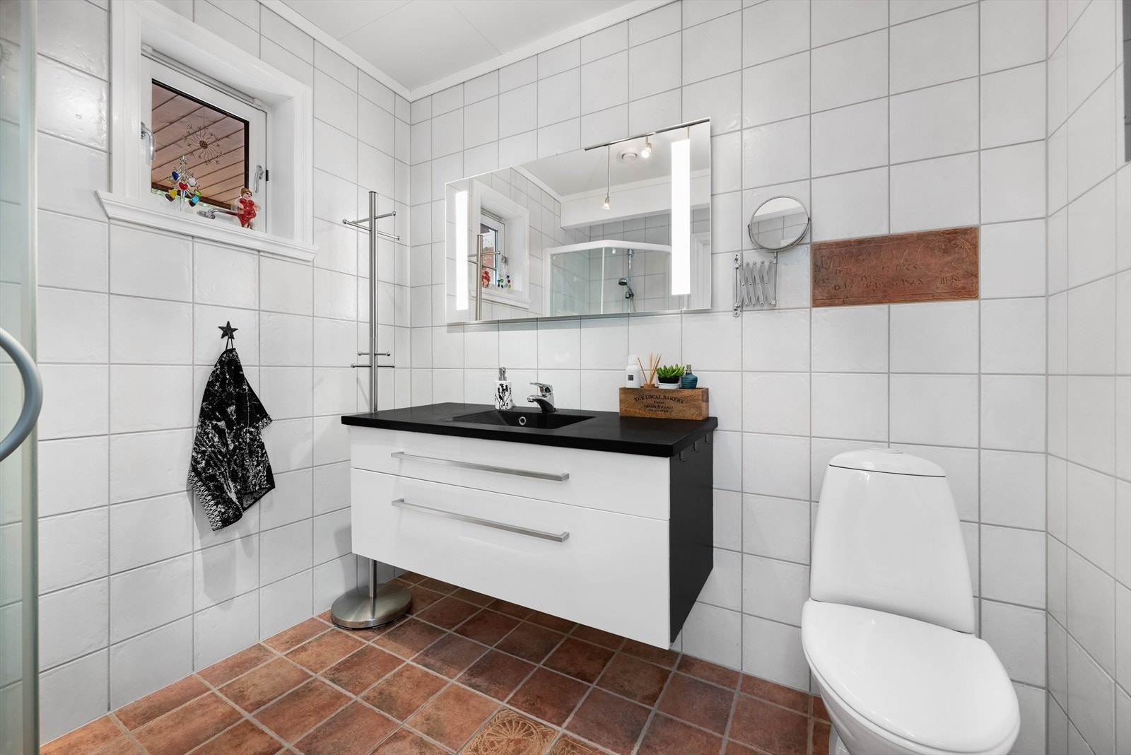Badet i denne etasjen er helfliset og pent med dusjhjørne, wc, og moderne baderomsmøbler. Galleribilde