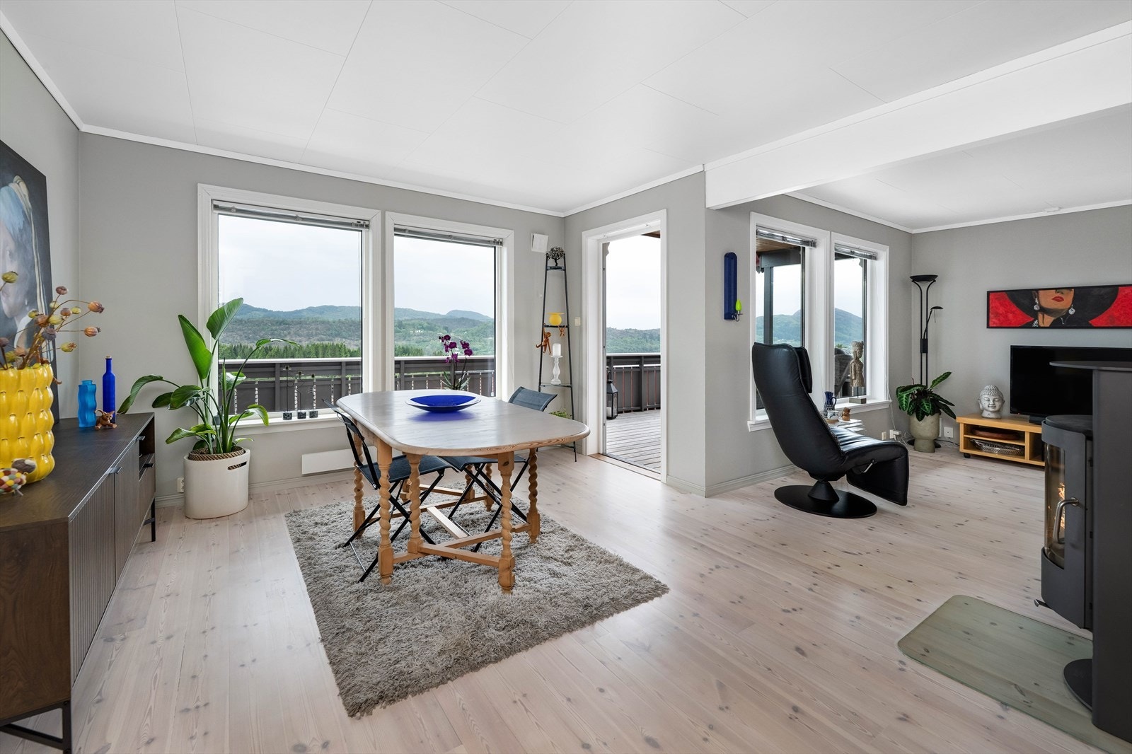 Stuen er lys og luftig med store vindusflater med utsikt til Holsnøy. Galleribilde