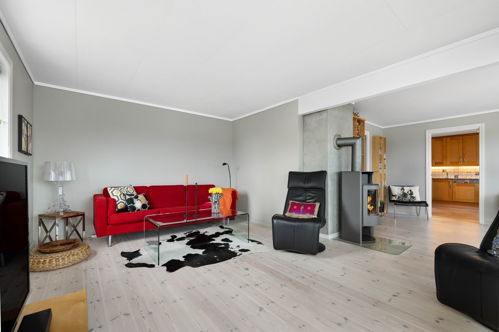 Her har man effektiv vedovn for varme og hygge. Galleribilde